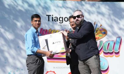 टियागो इभि अन्तर–विद्यालय कला प्रतियोगिता ‘कार्टनिभल’का विजेता आशिम र समय्यालाई PS5 पुरस्कार टियागो इभि अन्तर–विद्यालय कला प्रतियोगिता ‘कार्टनिभल’का विजेता आशिम र समय्यालाई PS5 पुरस्कार