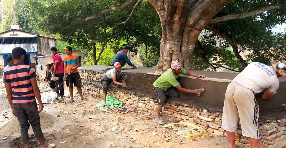 श्रमदान गरेर चौतारी पुनर्निर्माण गरिँदै