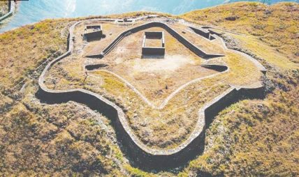 पर्यटकको मन लोभ्याउँदै ऐतिहासिक दुगुनागढी पर्यटकको मन लोभ्याउँदै ऐतिहासिक दुगुनागढी