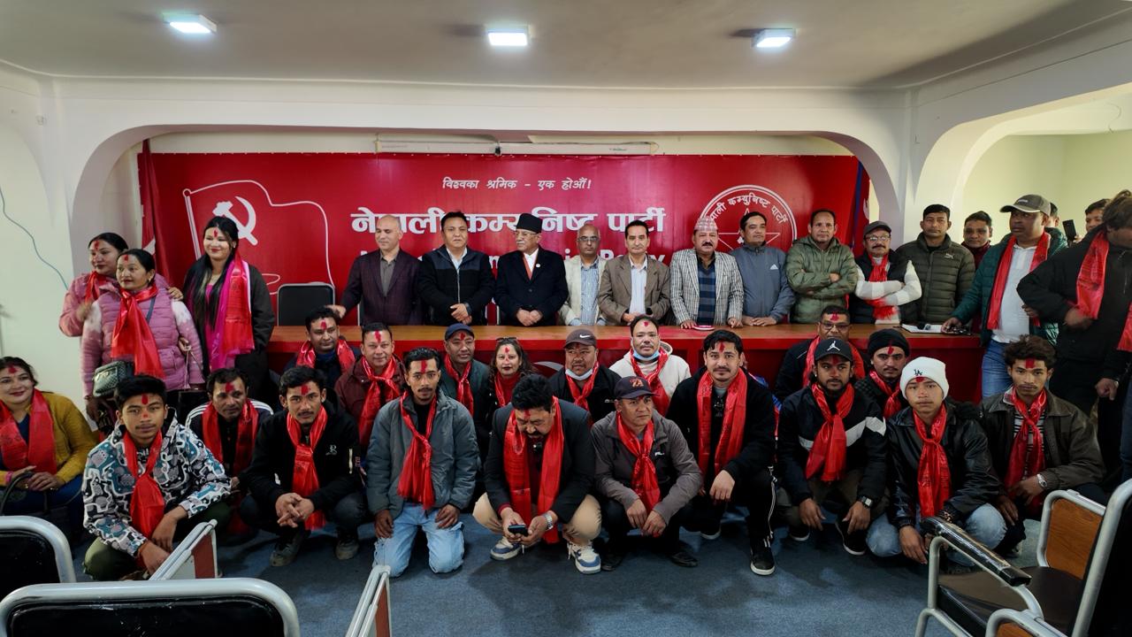 दोलखा एमाले नेताकार्यकर्ता नेपाली कम्युनिष्ट पार्टीमा प्रवेश