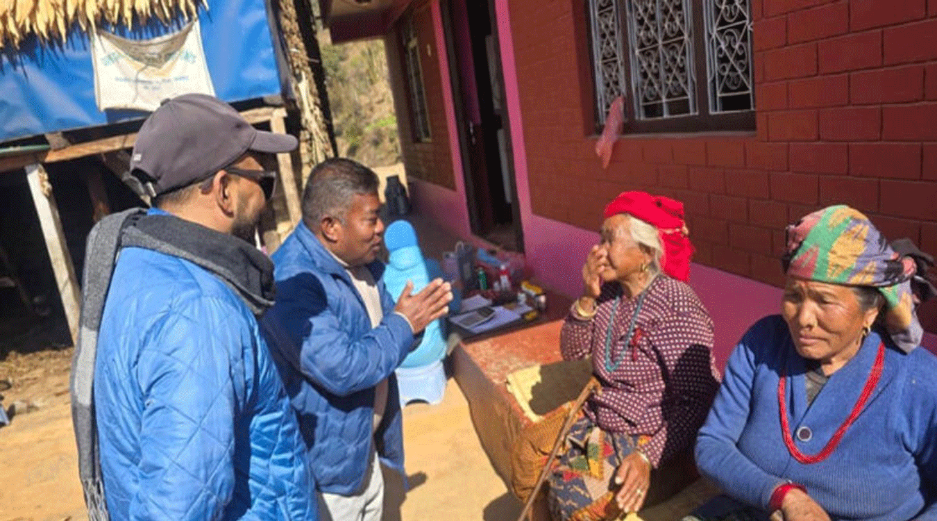 बागलुङमा मतदाता फकाउन घरदैलोमा उम्मेदवार