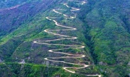 भोजपुर-बेहेर नागबेली सडकको दृश्यले पर्यटकलाई आकर्षित गर्दै