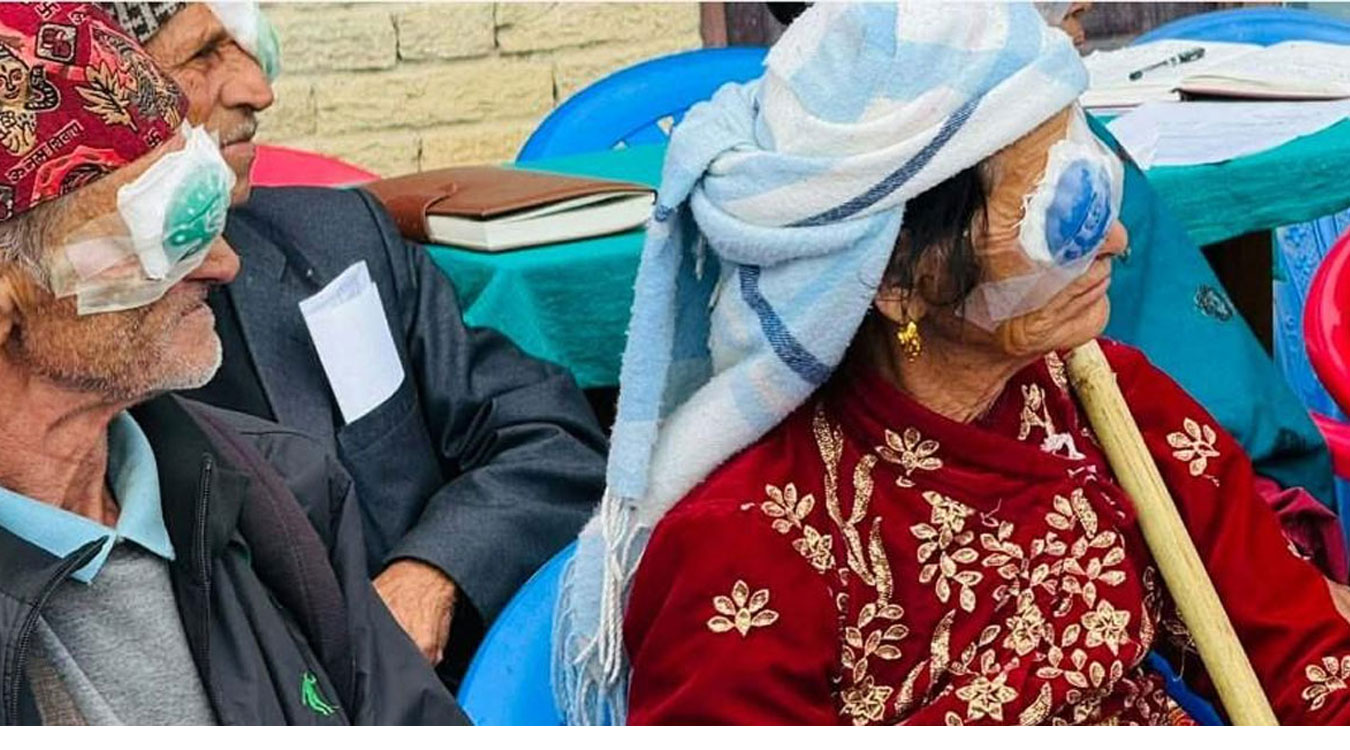 परिवारको साथ लिएर आँखा शिविरमा आएका वृद्धवृद्धा उपचारपछि आफैँ घर फर्किए