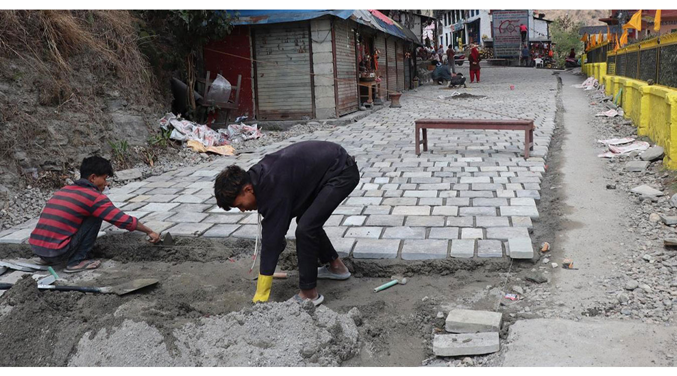 सौन्दर्यकरणका लागि गलेश्वरको सडकमा ‘स्लेट’ ढुङ्गा बिछ्याउन सुरु