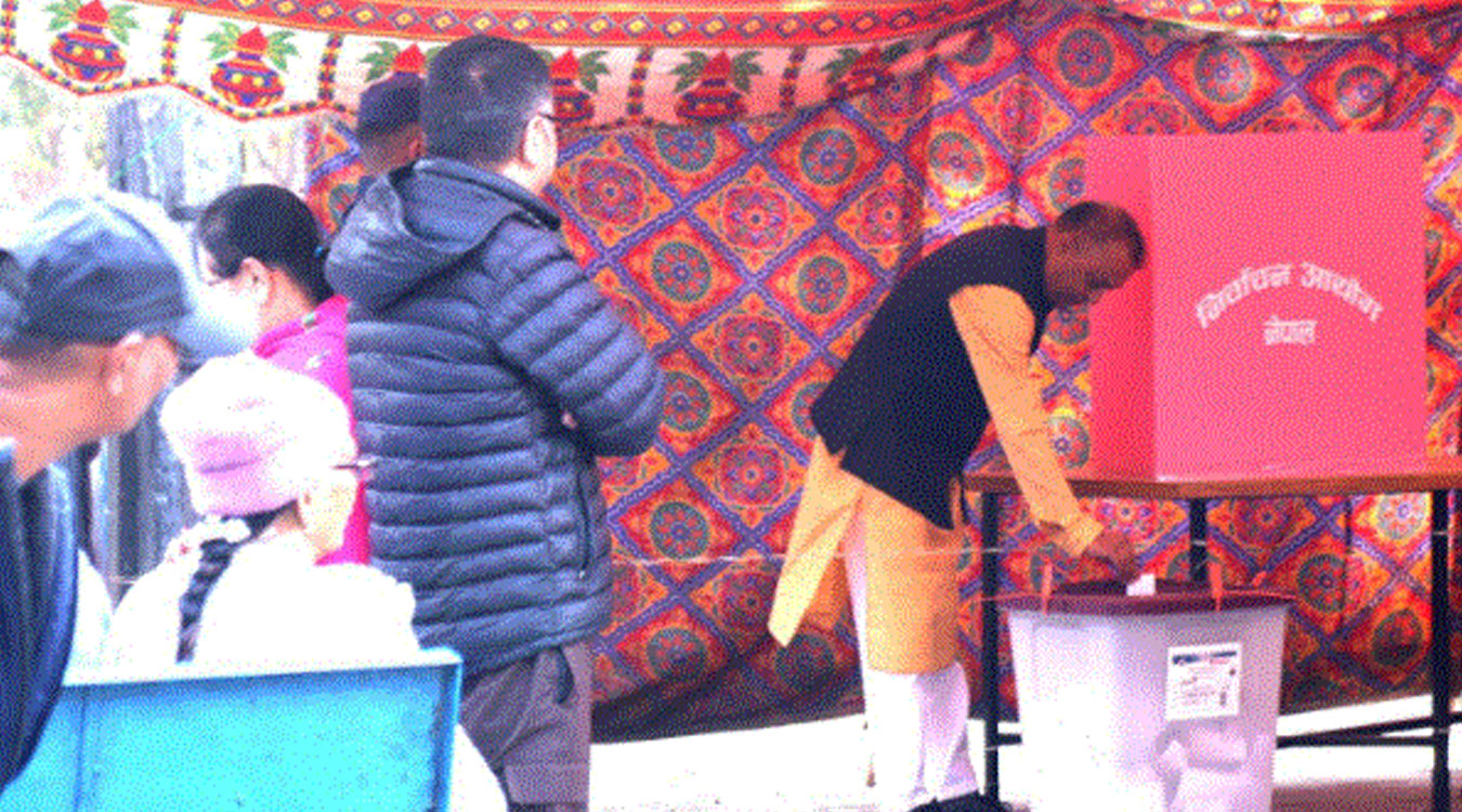 नेपाली कांग्रेसका सभापति थापाद्वारा मतदान