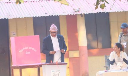 कोशीका मुख्यमन्त्री कार्कीद्वारा मतदान