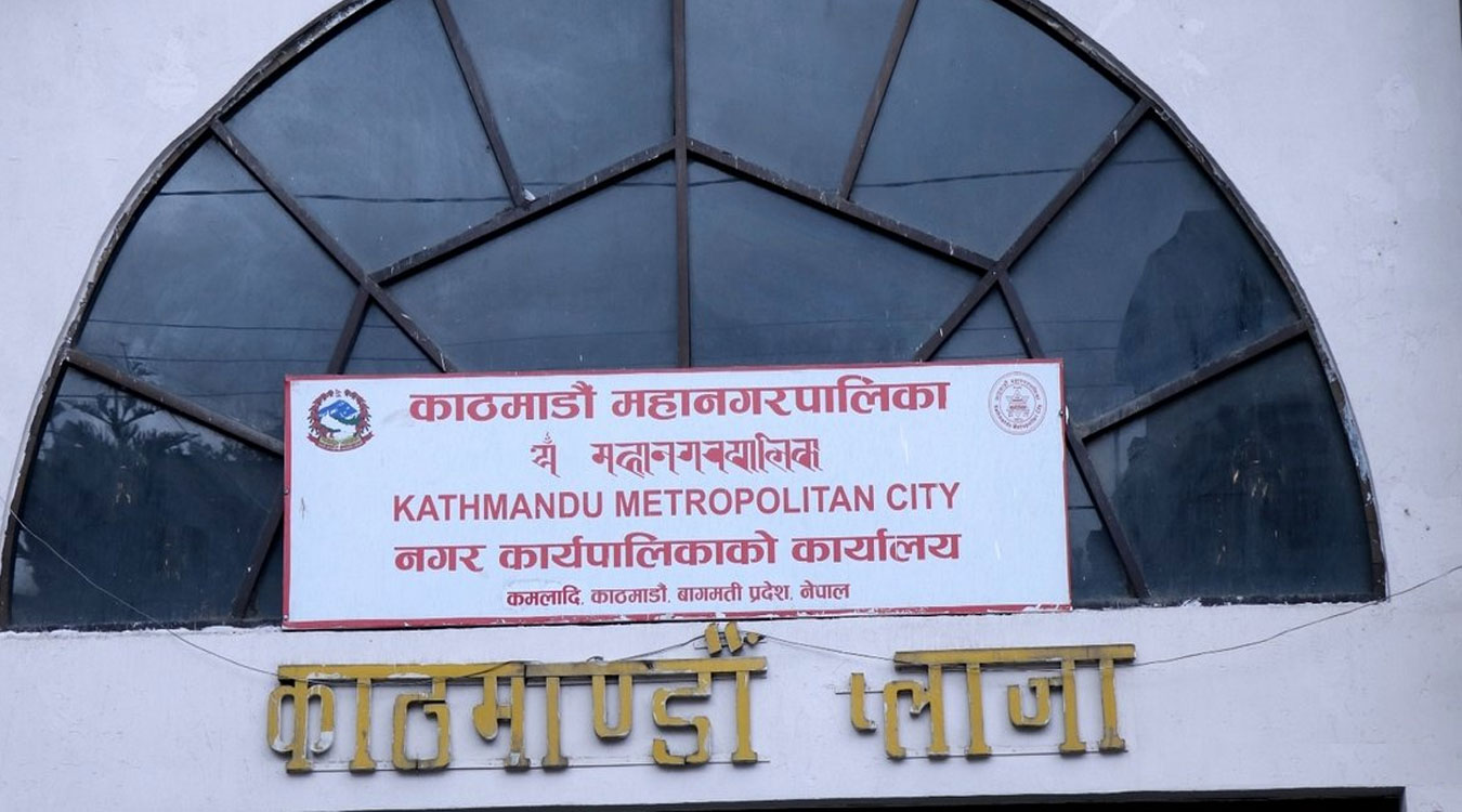 धमाधम विज्ञापन सामग्री हटाउँदै काठमाडौँ महानगर