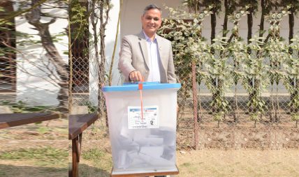 गृहमन्त्री अर्यालद्वारा मतदान