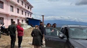 आधारभूत अस्पतालको भवन अलपत्र पार्ने ठेकेदारको गाडी नियन्त्रणमा