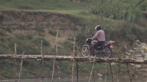 पुल नहुँदा जोखिमपूर्ण यात्रा : बाँसको पुलमै निर्भर मर्चवारका बासिन्दा