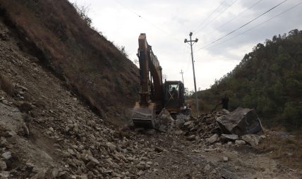पहिरोका कारण यी सडकहरु छन् अवरुद्ध पहिरोका कारण यी सडकहरु छन् अवरुद्ध