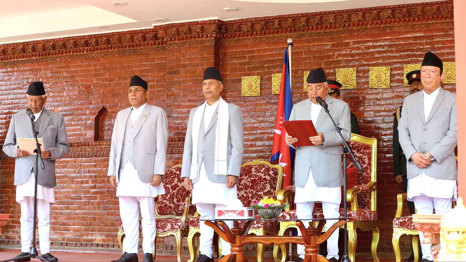 ज्येष्ठ सदस्य अर्जुननरसिंह केसीले लिए पद तथा गोपनीयताको शपथ