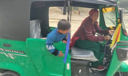 अटो चलाएर आत्मनिर्भर बन्दै महिला