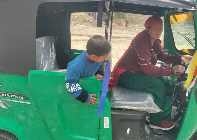 अटो चलाएर आत्मनिर्भर बन्दै महिला