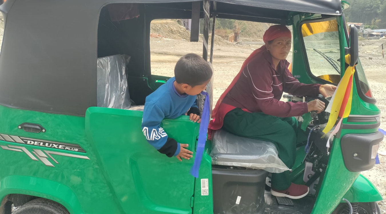 अटो चलाएर आत्मनिर्भर बन्दै महिला