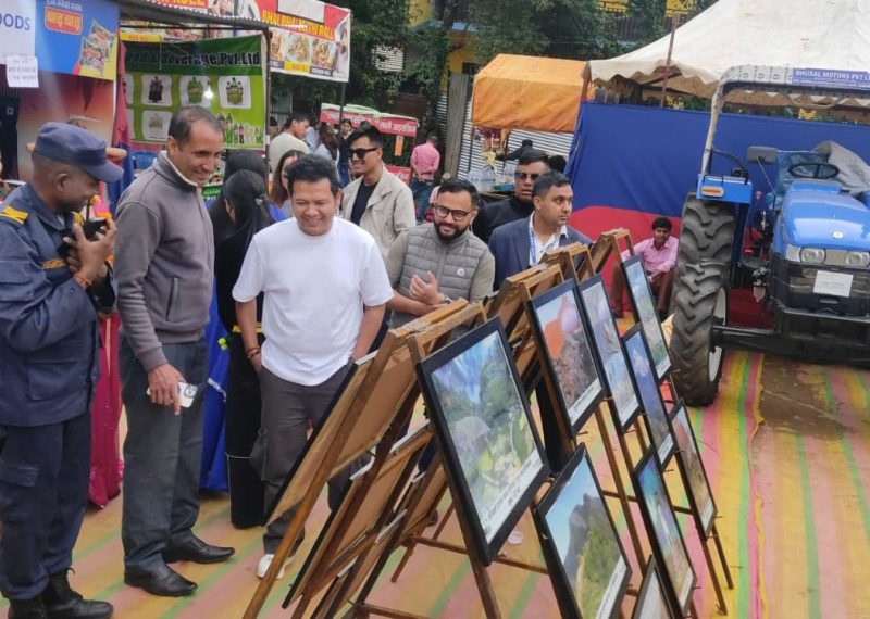 तस्बिरमार्फत गुल्मी चिनाउँदै दिनेश