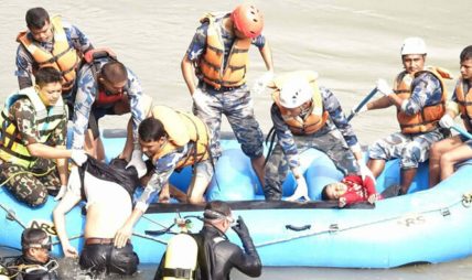 विपद्का बेला मानवीय उद्धारको नेतृत्व गर्दै सशस्त्र प्रहरी