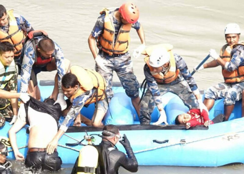 विपद्का बेला मानवीय उद्धारको नेतृत्व गर्दै सशस्त्र प्रहरी