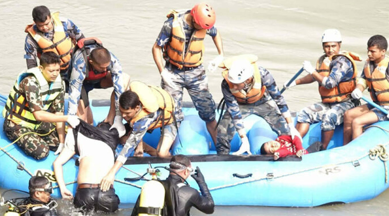 विपद्का बेला मानवीय उद्धारको नेतृत्व गर्दै सशस्त्र प्रहरी