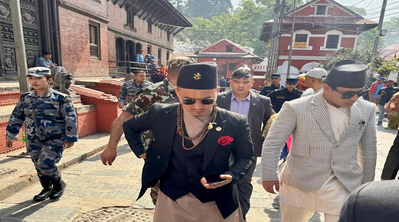 गृहमन्त्री गुरुङद्वारा पशुपति मन्दिरको दर्शन तथा पूजाअर्चना