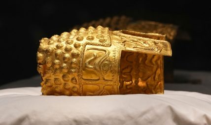 १४ महिनापछि स्वदेश फर्कियो २५०० वर्ष पुरानो अमूल्य सुनौलो हेलमेट