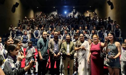 ‘गुरु आमा’ हेर्ने दर्शकले भरिए काठमाडौँका सिनेमाहल, चर्चित कलाकारका फिल्म फिक्का
