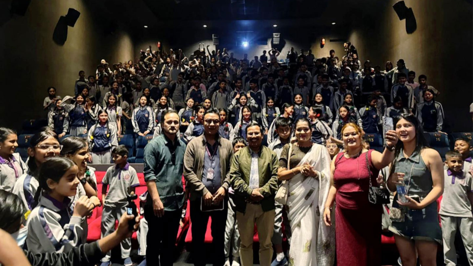 ‘गुरु आमा’ हेर्ने दर्शकले भरिए काठमाडौँका सिनेमाहल, चर्चित कलाकारका फिल्म फिक्का