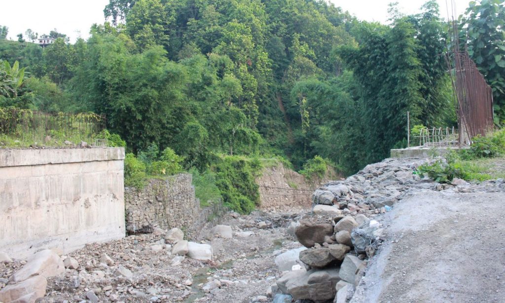 पटक-पटक म्याद थप्दा पनि सात वर्षदेखि लेदुवा खोलाको पुल अधुरै