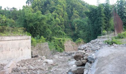 पटक-पटक म्याद थप्दा पनि सात वर्षदेखि लेदुवा खोलाको पुल अधुरै