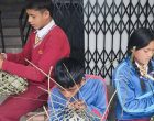 पढाईका साथै चोयाको सामग्री बनाउने सीप सिक्दै विद्यार्थी पढाईका साथै चोयाको सामग्री बनाउने सीप सिक्दै विद्यार्थी
