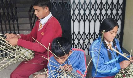 पढाईका साथै चोयाको सामग्री बनाउने सीप सिक्दै विद्यार्थी पढाईका साथै चोयाको सामग्री बनाउने सीप सिक्दै विद्यार्थी