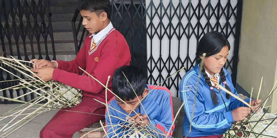 पढाईका साथै चोयाको सामग्री बनाउने सीप सिक्दै विद्यार्थी