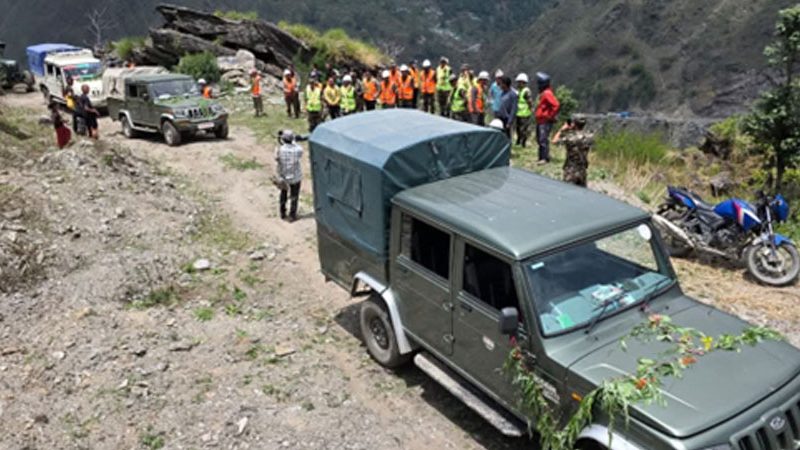 तिङ्कर सडकको दुम्लिङसम्म पहिलोपटक गाडी पुग्यो, स्थानयीवासी खुसी