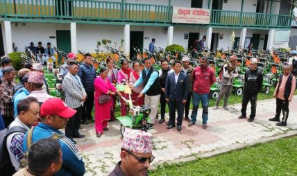 पालिकाले दियो तीन सय बढी किसानलाई हातेट्याक्टर पालिकाले दियो तीन सय बढी किसानलाई हातेट्याक्टर