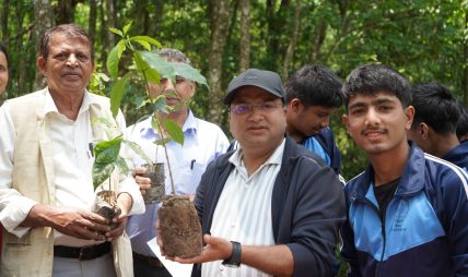 फेदीखोलामा उदाहरणीय अभियान : १४ रोपनीमा कफी रोपण, विद्यार्थीलाई पोशाक र आईसीटी ल्याब हस्तान्तरण