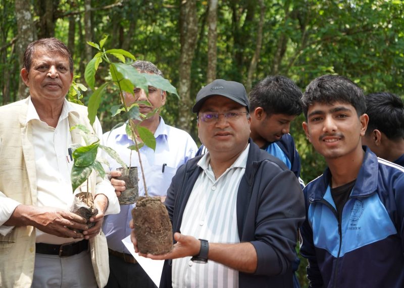 फेदीखोलामा उदाहरणीय अभियान : १४ रोपनीमा कफी रोपण, विद्यार्थीलाई पोशाक र आईसीटी ल्याब हस्तान्तरण