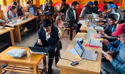 पालिकाद्धारा बीस विद्यालयलाई ल्यापटप वितरण