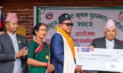 मलेसियाबाट फर्केर कृषिमा जमेका चौधरी बने उत्कृष्ट कृषक, राष्ट्रपतिद्धारा पुरस्कृत