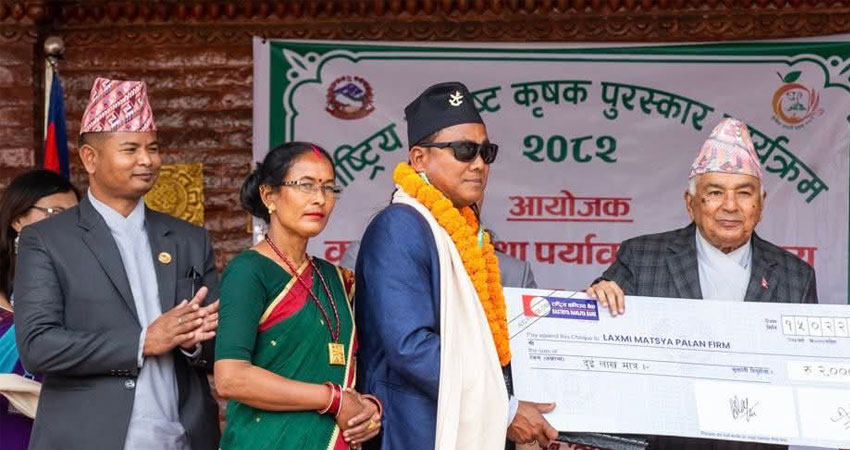 मलेसियाबाट फर्केर कृषिमा जमेका चौधरी बने उत्कृष्ट कृषक, राष्ट्रपतिद्धारा पुरस्कृत