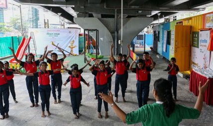 मुम्बईको फ्लाइओभरमुनि सडक बालबालिकाका लागि ‘स्कुल’ मुम्बईको फ्लाइओभरमुनि सडक बालबालिकाका लागि ‘स्कुल’