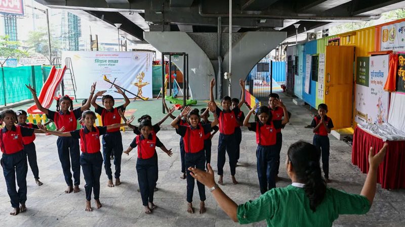 मुम्बईको फ्लाइओभरमुनि सडक बालबालिकाका लागि ‘स्कुल’