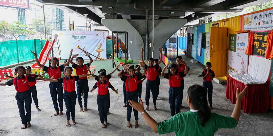 मुम्बईको फ्लाइओभरमुनि सडक बालबालिकाका लागि ‘स्कुल’
