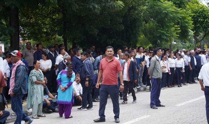 सिंहदरबारमा करार र दैनिक ज्यालादारी कर्मचारीद्वारा विरोध प्रदर्शन