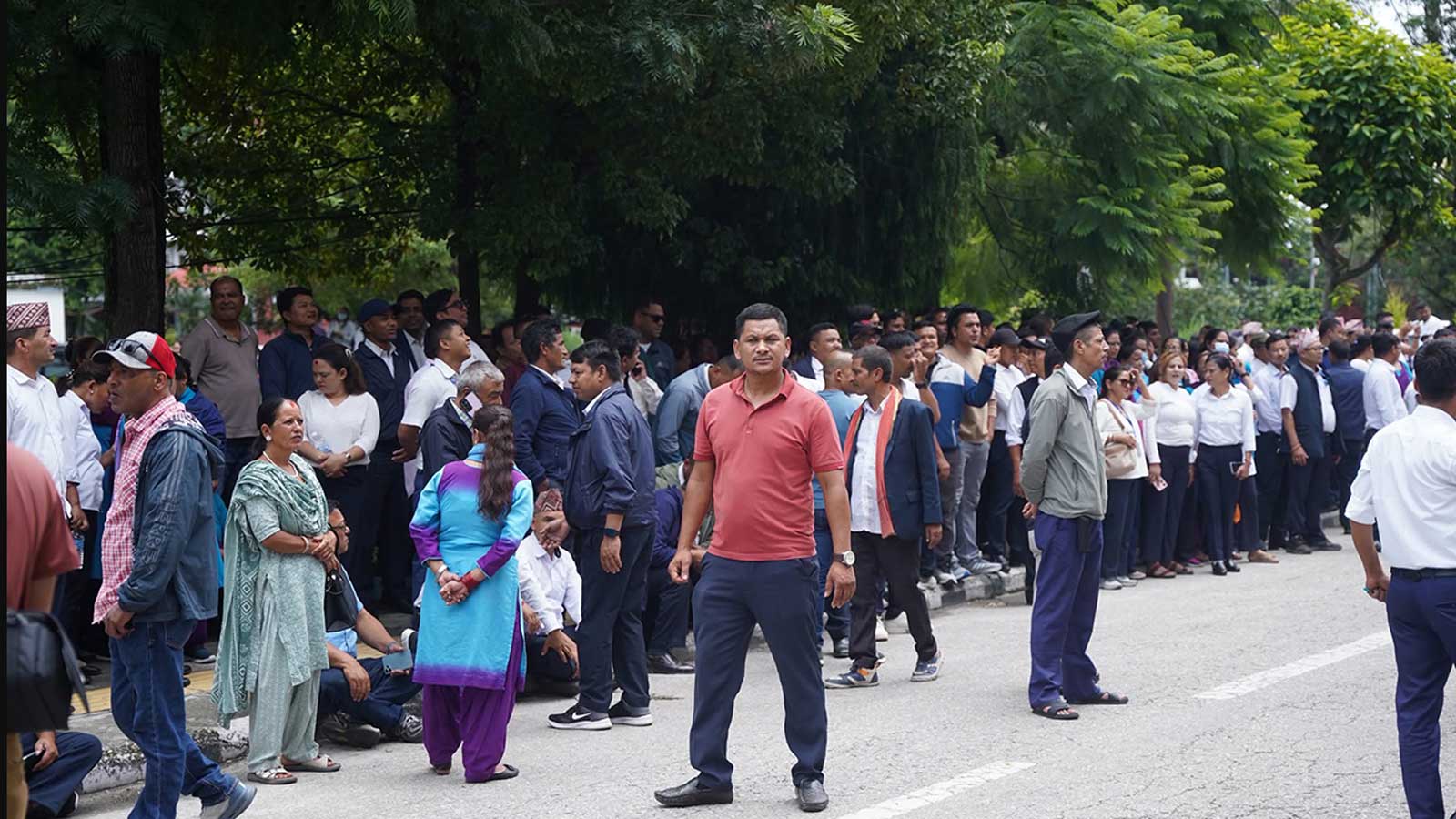सिंहदरबारमा करार र दैनिक ज्यालादारी कर्मचारीद्वारा विरोध प्रदर्शन