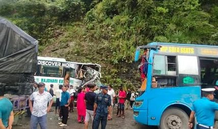 चितवनमा दुई बस र ट्रक ठोक्किँदा ३३ जना घाइते चितवनमा दुई बस र ट्रक ठोक्किँदा ३३ जना घाइते