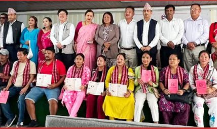 अर्जुनधाराका १७ अव्यवस्थित बसोबासीले पाए जग्गाधनी पुर्जा अर्जुनधाराका १७ अव्यवस्थित बसोबासीले पाए जग्गाधनी पुर्जा