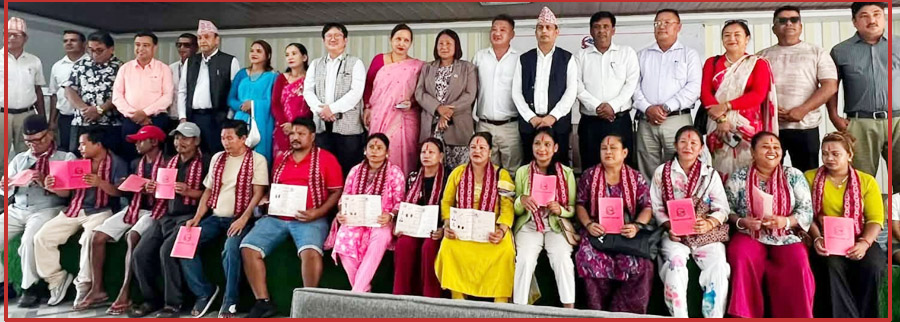 अर्जुनधाराका १७ अव्यवस्थित बसोबासीले पाए जग्गाधनी पुर्जा