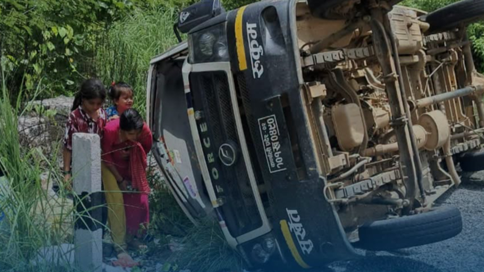 सुर्खेतमा फोर्स गाडी दुर्घटना : १९ घाइते, तीन जनाको अवस्था गम्भीर