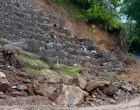 मेची राजमार्गको राजदुवाली सडक खण्ड भासिएपछि यातायात अवरुद्ध मेची राजमार्गको राजदुवाली सडक खण्ड भासिएपछि यातायात अवरुद्ध