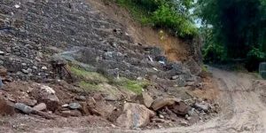 मेची राजमार्गको राजदुवाली  सडक खण्ड भासिएपछि यातायात अवरुद्ध